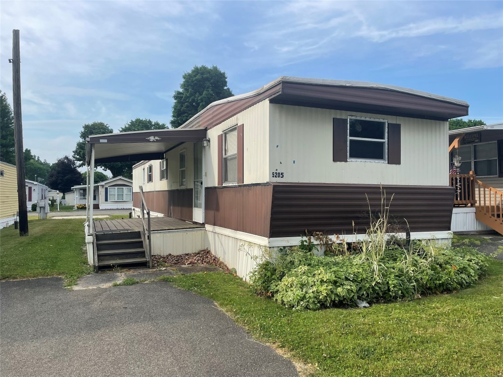 Amberwood Ln, Erie, PA 16505