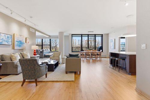 212-215 10th Ave S, Minneapolis, MN, 55415-1749 | Card Image