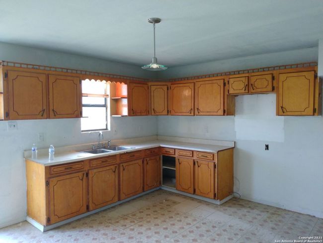 111 Austin St, House other with 5 bedrooms, 2 bathrooms and null parking in Asherton TX | Image 11