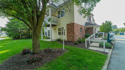 851 Forest Glen Dr, Valparaiso, IN, 46385-2932 | Card Image