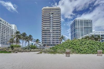 901 - 6767 Collins, Condo with 2 bedrooms, 2 bathrooms and null parking in Miami Beach FL | Image 2