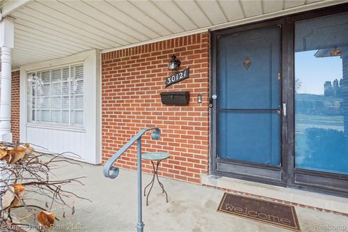 30121 Woodhouse Dr, Warren, MI, 48092-4874 | Card Image