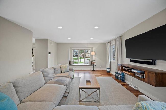 2521 W Wending Drive, House other with 4 bedrooms, 2 bathrooms and null parking in Glendale WI | Image 8