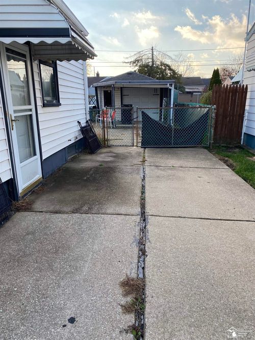 3654 20th St, Wyandotte, MI, 48192-6338 | Card Image