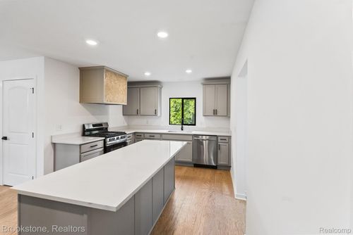 510 Alpeana St, Auburn Hills, MI, 48326-1120 | Card Image