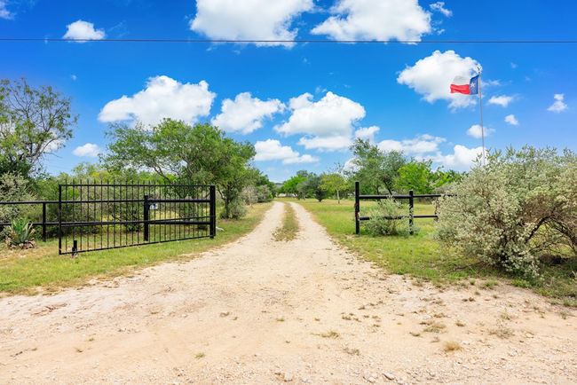 A - 1245A Private Road 2415, Home with 3 bedrooms, 2 bathrooms and null parking in Uvalde TX | Image 21