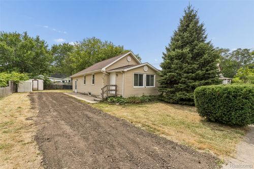 1470 Donovan St, Burton, MI, 48529-1226 | Card Image