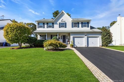 82 Division Avenue, Islip, NY, 11730 | Card Image