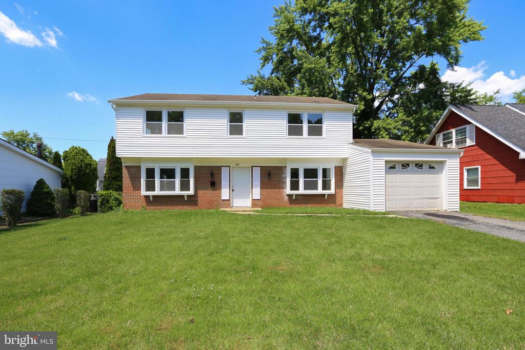 Hummingbird Ln, Willingboro, NJ 08046