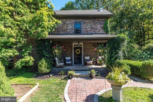 9022 Easton Rd, OTTSVILLE, PA, 18942-9652 | Card Image