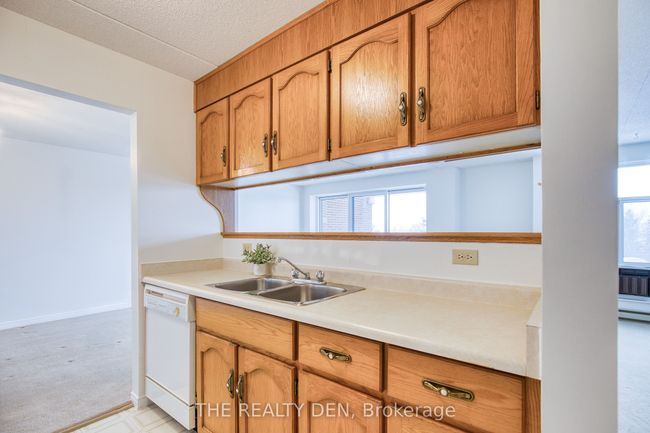 603 - 8 Christopher Crt, Condo with 2 bedrooms, 2 bathrooms and 1 parking in Guelph ON | Image 11