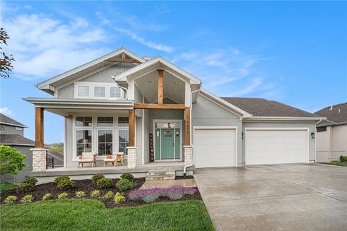 5626 Thousand Oaks Dr, Parkville, MO, 64152-2769 | Card Image
