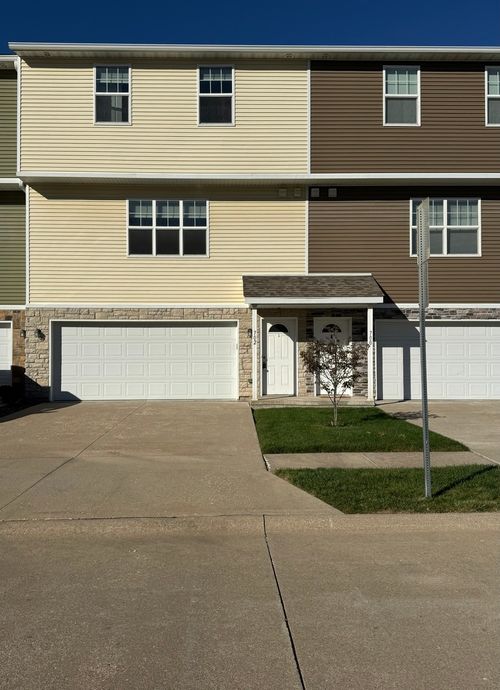 702 Cox Ct, Le Claire, IA, 52753-8007 | Card Image