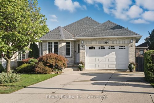 11 Supreme Dr, Hamilton, ON, L8W3V1 | Card Image