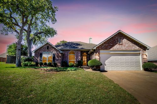 7901 Ember Oaks Dr, North Richland Hills, TX, 76182-7321 | Card Image