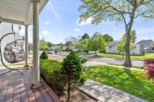 16 Terry Ln, Plainview, NY, 11803-5511 | Card Image