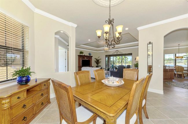 Dinette with Crown Molding | Image 35