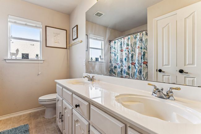 Upstairs Full Bathroom | Image 27
