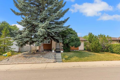 8031 Huntwick Hill Ne, Calgary, AB, T2K4G9 | Card Image