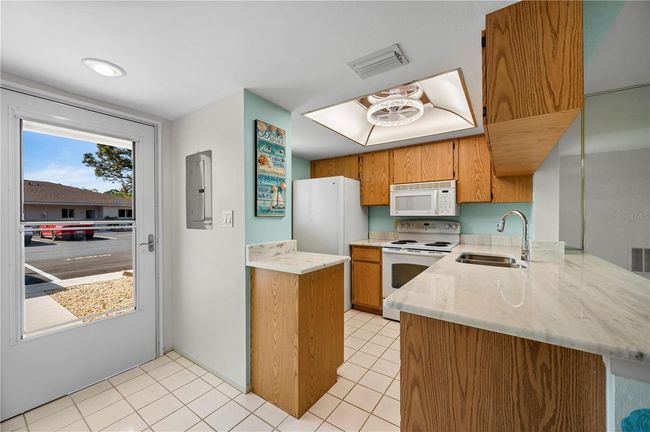 APT-1902 - 12538 Sw Kingsway Cir, Condo with 2 bedrooms, 2 bathrooms and null parking in LAKE SUZY FL | Image 4