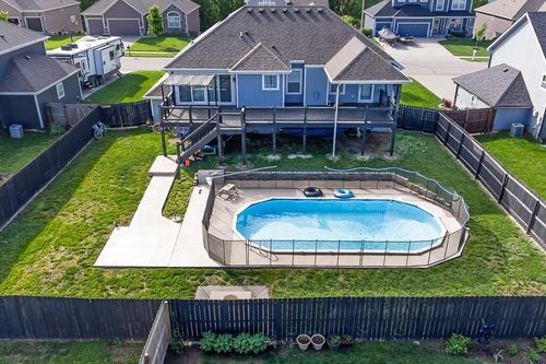 928 N Oak Ter, Tonganoxie, KS, 66086-4504 | Card Image