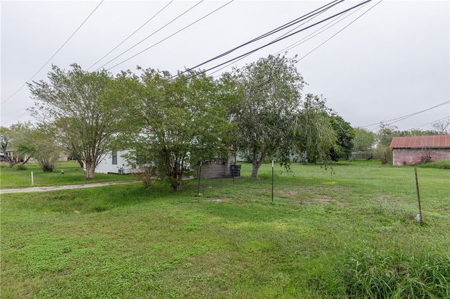 304 E Richard Garcia Street, House other with 2 bedrooms, 1 bathrooms and null parking in Driscoll TX | Image 8
