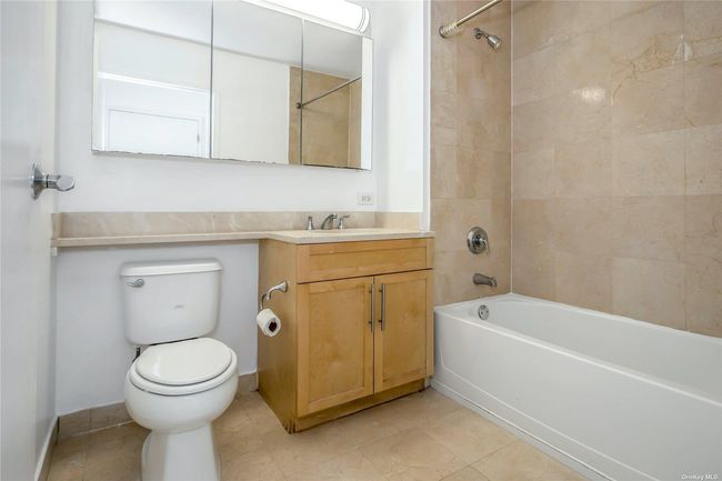 APT-1806 - 40 College Point Blvd, Condo with 2 bedrooms, 2 bathrooms and null parking in Flushing NY | Image 16