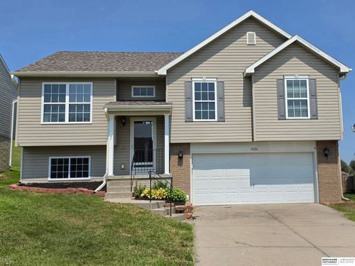 8826 Quest St, Omaha, NE, 68122-5237 | Card Image