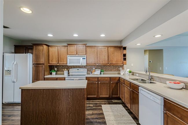 Kitchen with kitchen island | Image 37