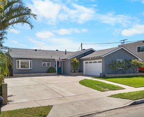 15072 Sussex Cir, Huntington Beach, CA, 92647-2724 | Card Image