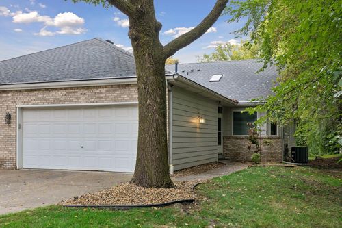 695 Emerald Rdg, Roseville, MN, 55113-6734 | Card Image