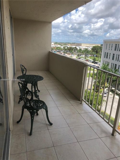 apt-701-4675 W 18th Ct, Hialeah, FL, 33012-2863 | Card Image
