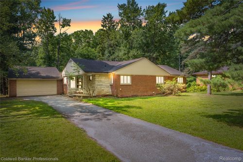 23161 Valley View Dr, Southfield, MI, 48033-3165 | Card Image