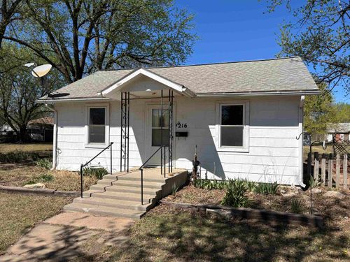 216 E 8th St, Harper, KS, 67058-1129 | Card Image