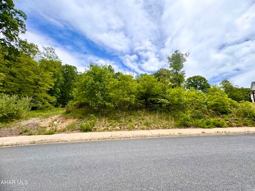 718 Brush Oaks Dr, Altoona, PA, 16602-7204 | Card Image