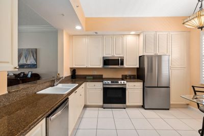 PH03 - 17 Harbour Isle Drive W, Condo with 2 bedrooms, 2 bathrooms and null parking in Fort Pierce FL | Image 2