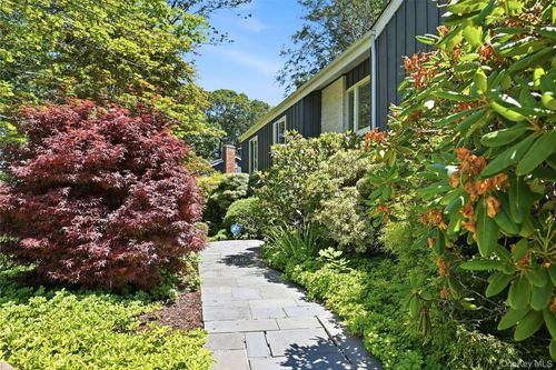 95 Linda Ln W, Riverhead, NY, 11901-6309 | Card Image