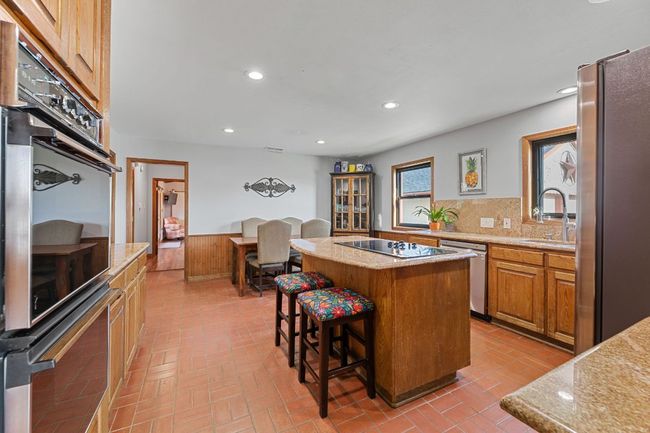 Kitchen and breakfast area combo! | Image 7