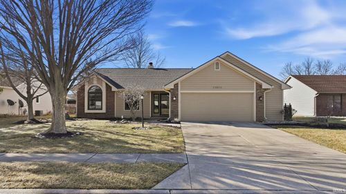 22022 Sunview Dr, Woodburn, IN, 46797-9645 | Card Image
