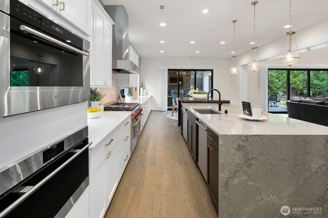10906 Se 28 Th St, House other with 5 bedrooms, 5 bathrooms and 3 parking in Bellevue WA | Image 12