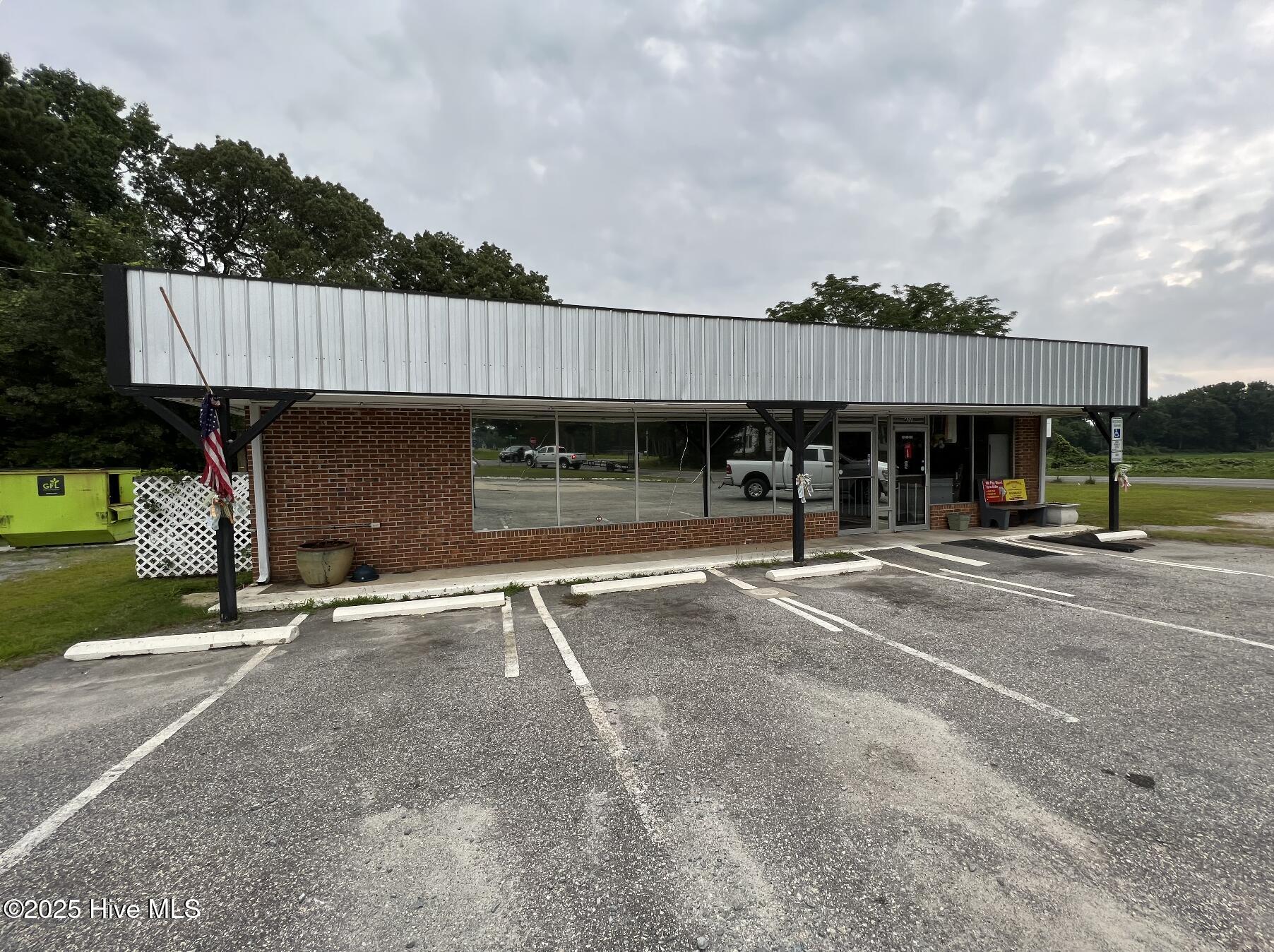 421 W Elizabeth St, Clinton, NC 28328