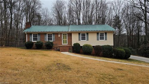 110 Hillside Ct, King, NC, 27021-9228 | Card Image