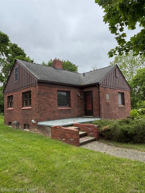 109 W Kennett Rd, Pontiac, MI, 48340-2644 | Card Image