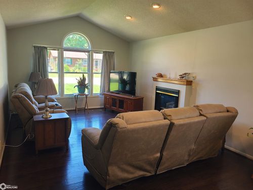 521 24th Place Sw, Mason City, IA, 50401 | Card Image