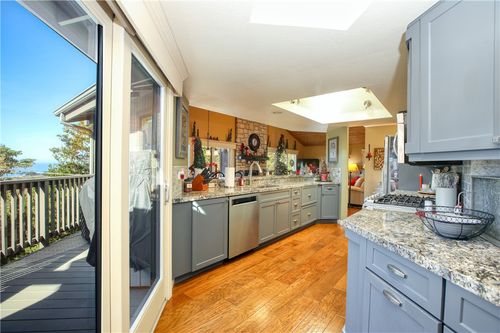583 Plymouth St, Cambria, CA, 93428-2720 | Card Image