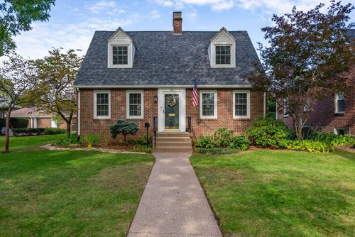 2944 Middle Rd, Davenport, IA, 52803-3540 | Card Image