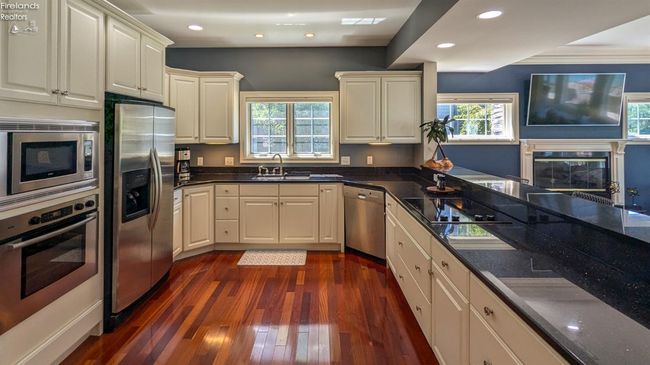 8051 E Lake Blvd, Condo with 4 bedrooms, 4 bathrooms and 2 parking in Marblehead OH | Image 20
