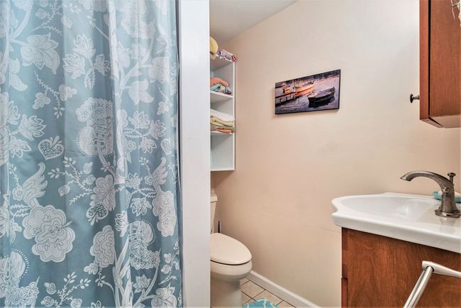 Guest house bath. | Image 25