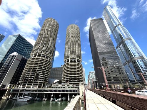 5225-300 N State St, Chicago, IL, 60654-5495 | Card Image