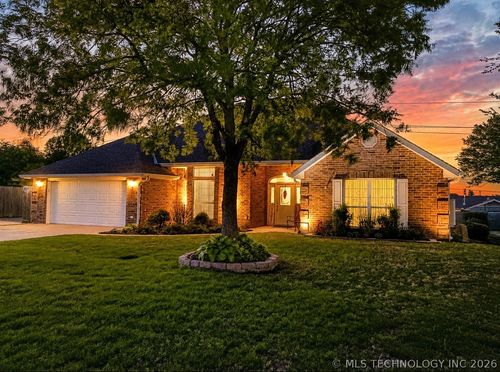 5614 Meadow Dr, Bartlesville, OK, 74006-7943 | Card Image